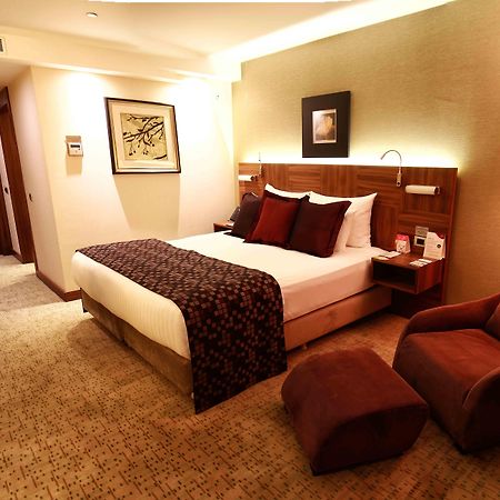Hotel Crowne Plaza Istanbul Harbiye By Ihg Esterno foto A room at the Taj Mahal Palace