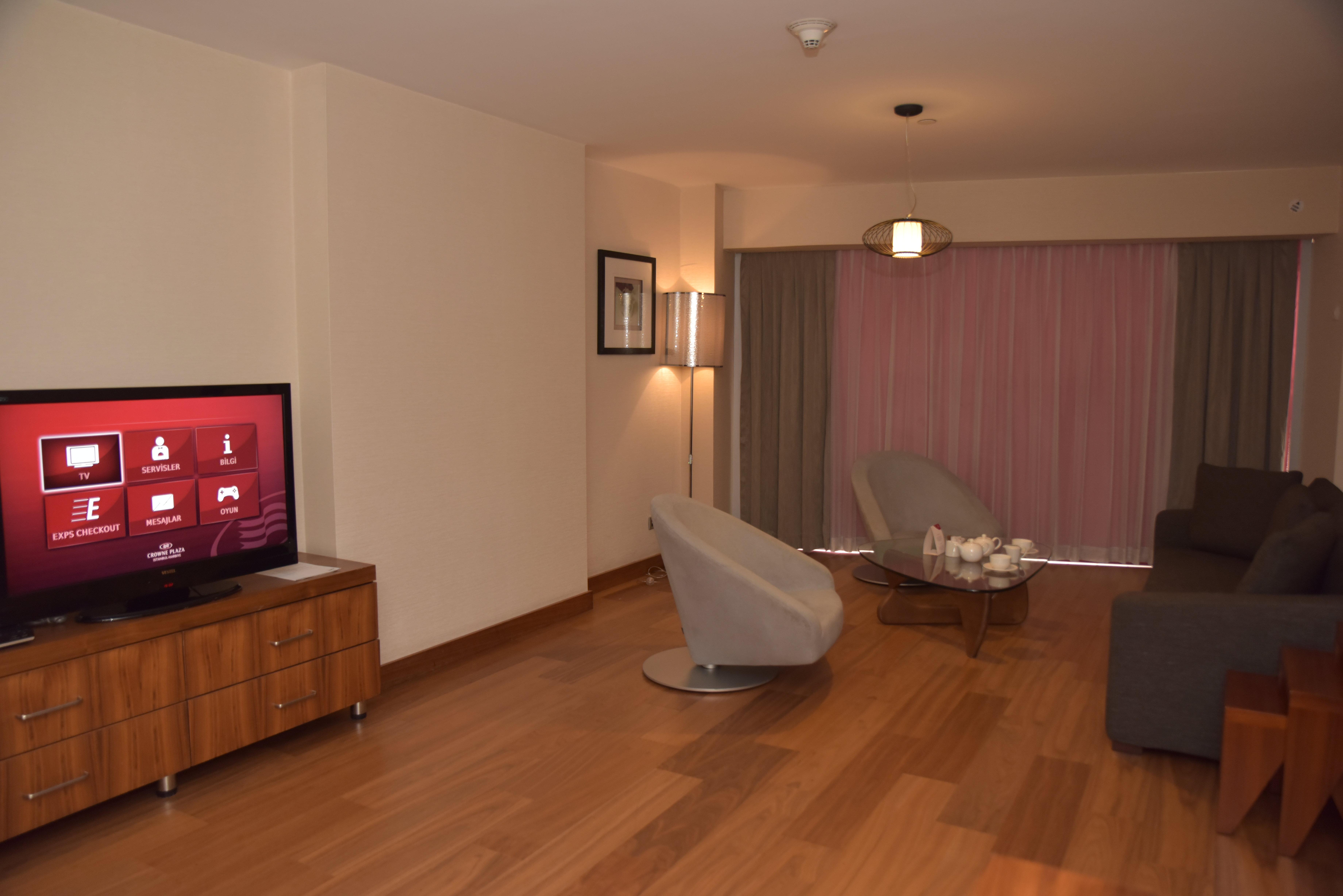 Hotel Crowne Plaza Istanbul Harbiye By Ihg Esterno foto A living room at the hotel