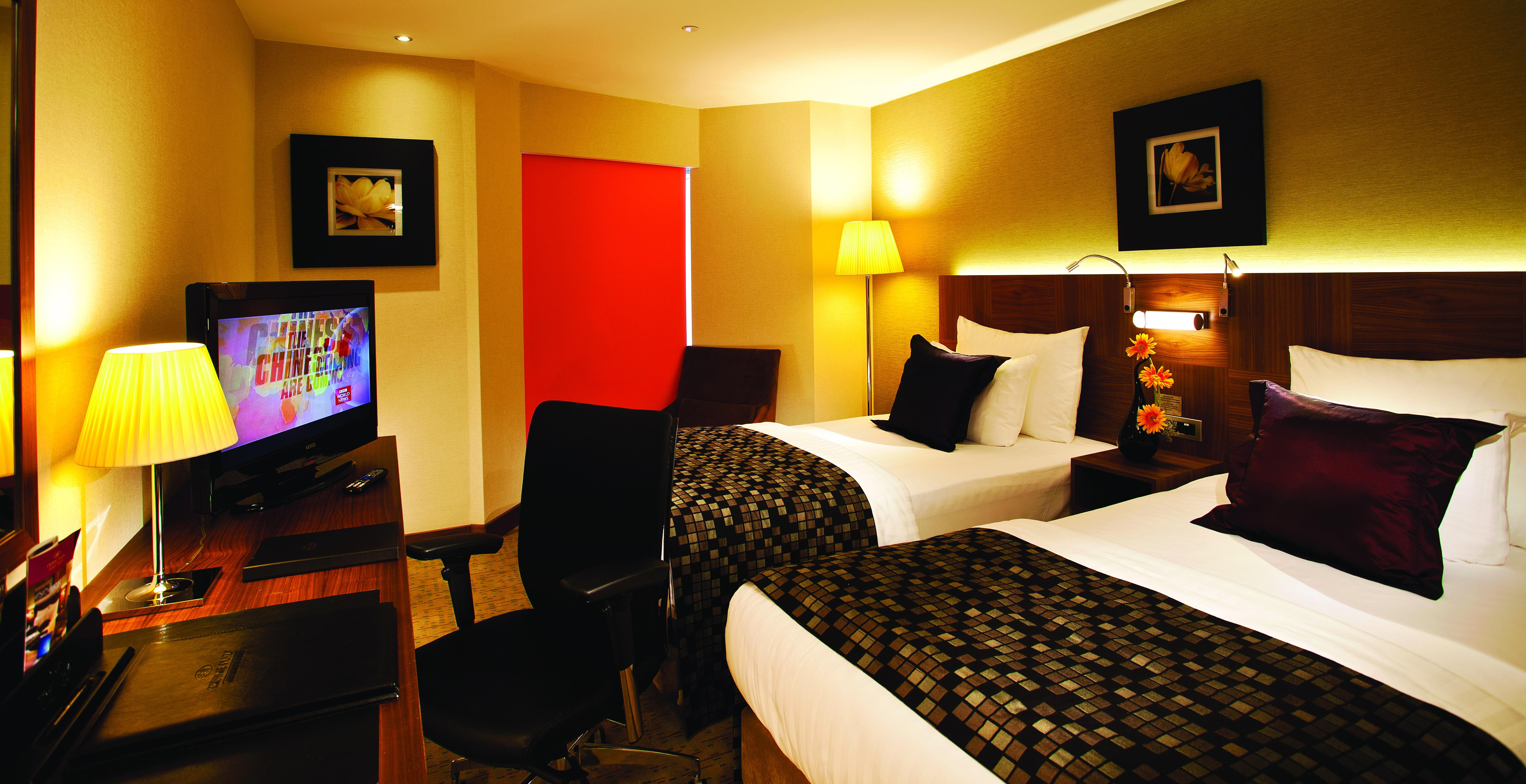 Hotel Crowne Plaza Istanbul Harbiye By Ihg Esterno foto A typical hotel room