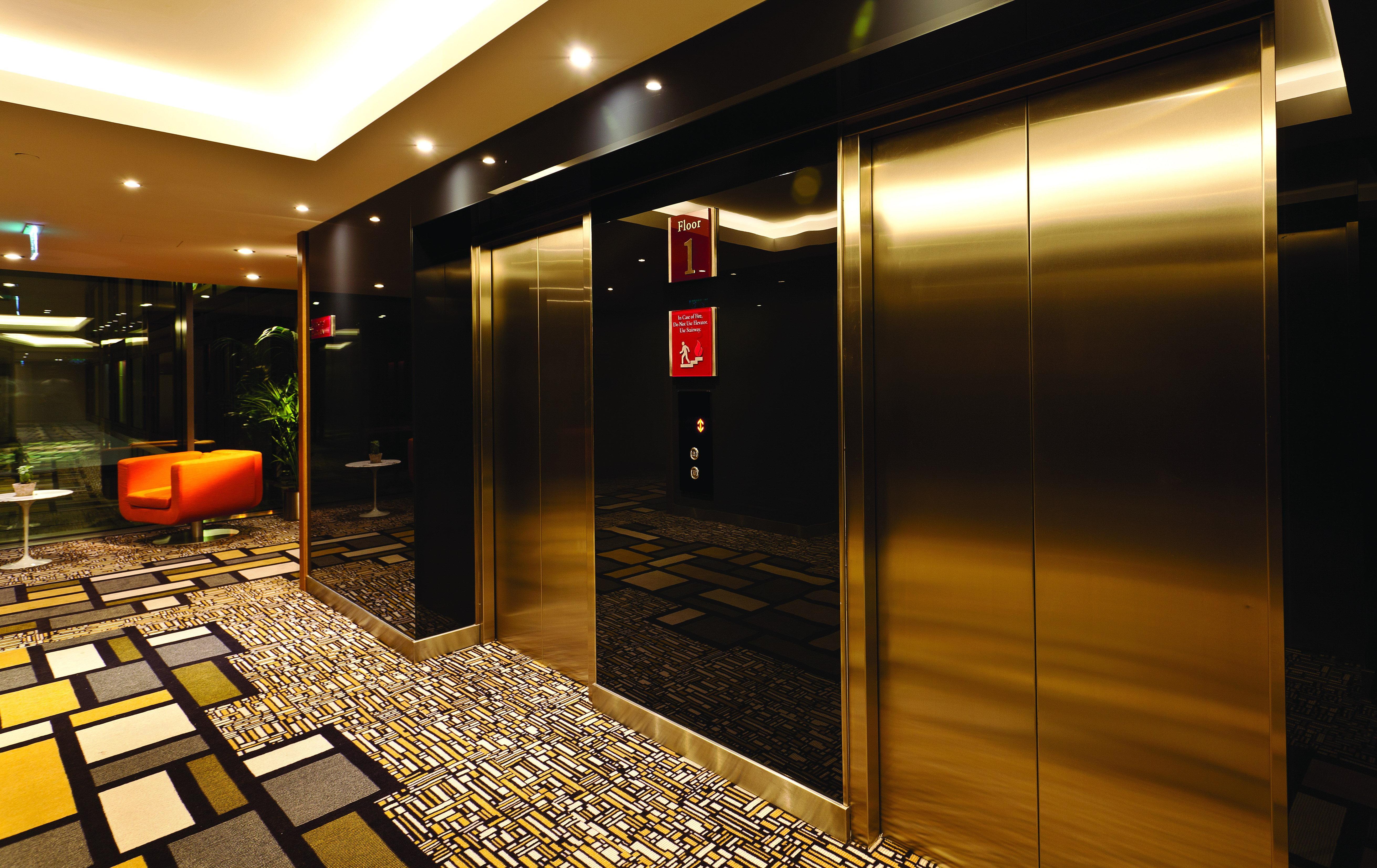 Hotel Crowne Plaza Istanbul Harbiye By Ihg Esterno foto Elevators at the lobby