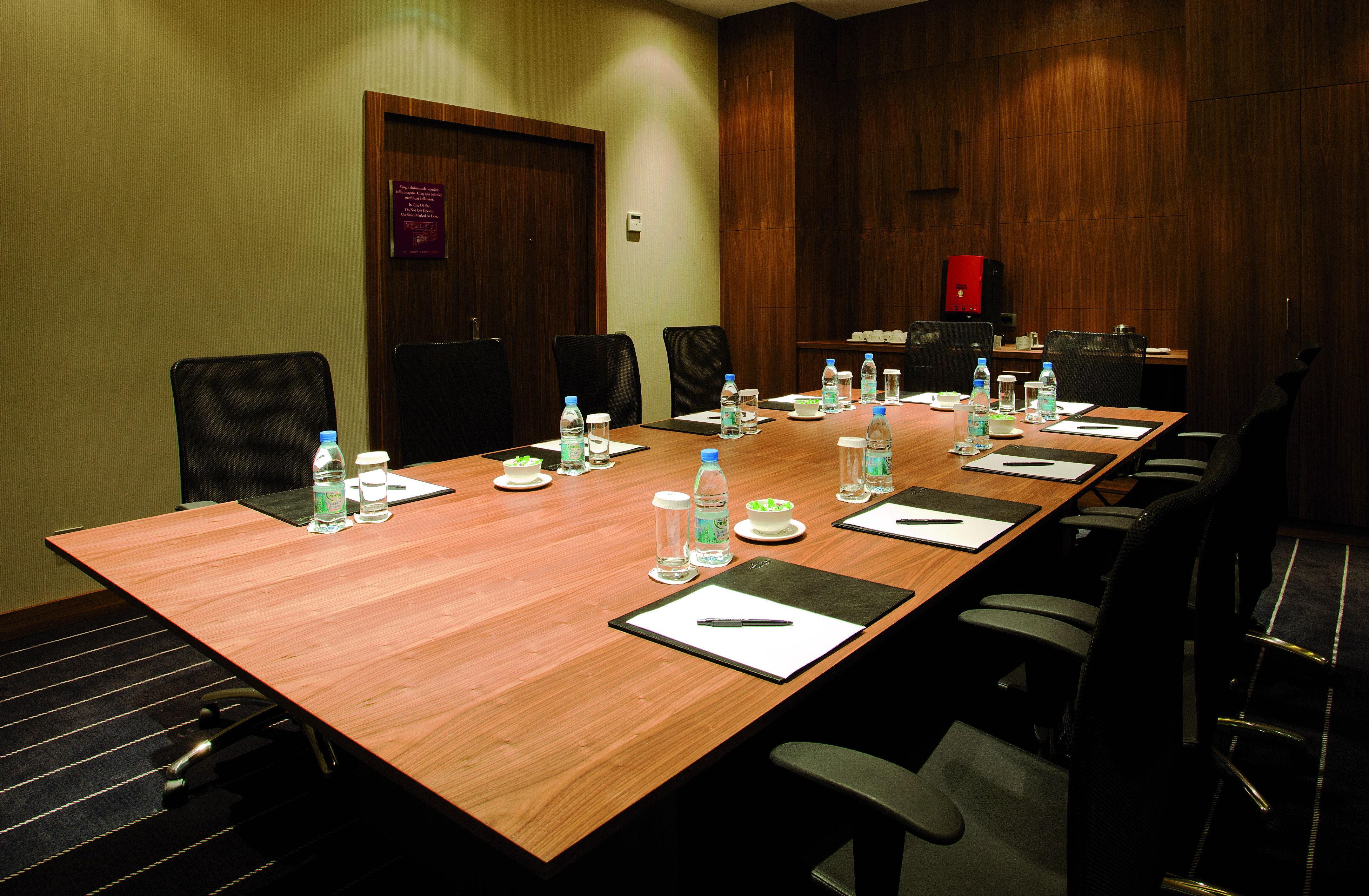 Hotel Crowne Plaza Istanbul Harbiye By Ihg Esterno foto A meeting room