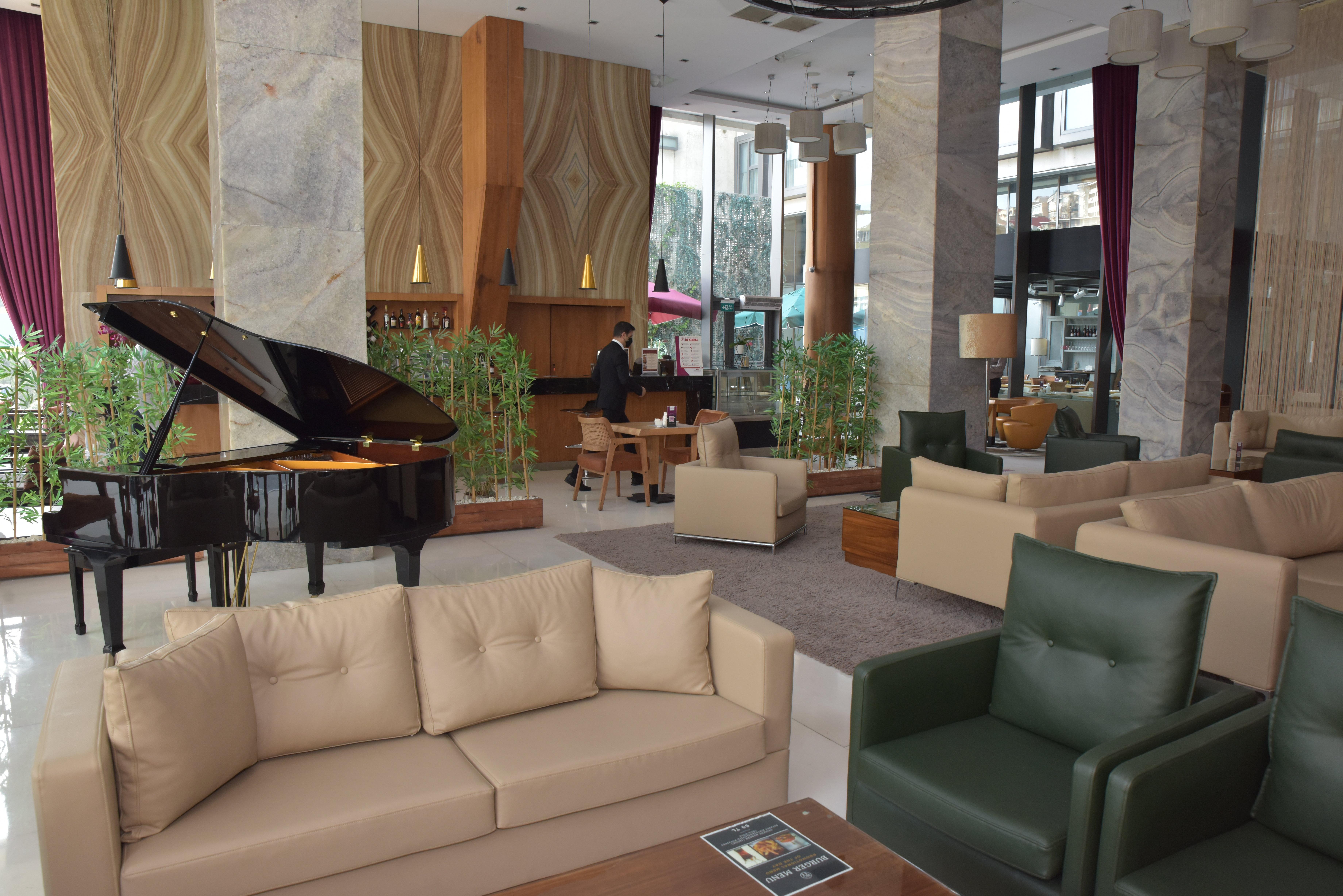 Hotel Crowne Plaza Istanbul Harbiye By Ihg Esterno foto The lobby of the hotel