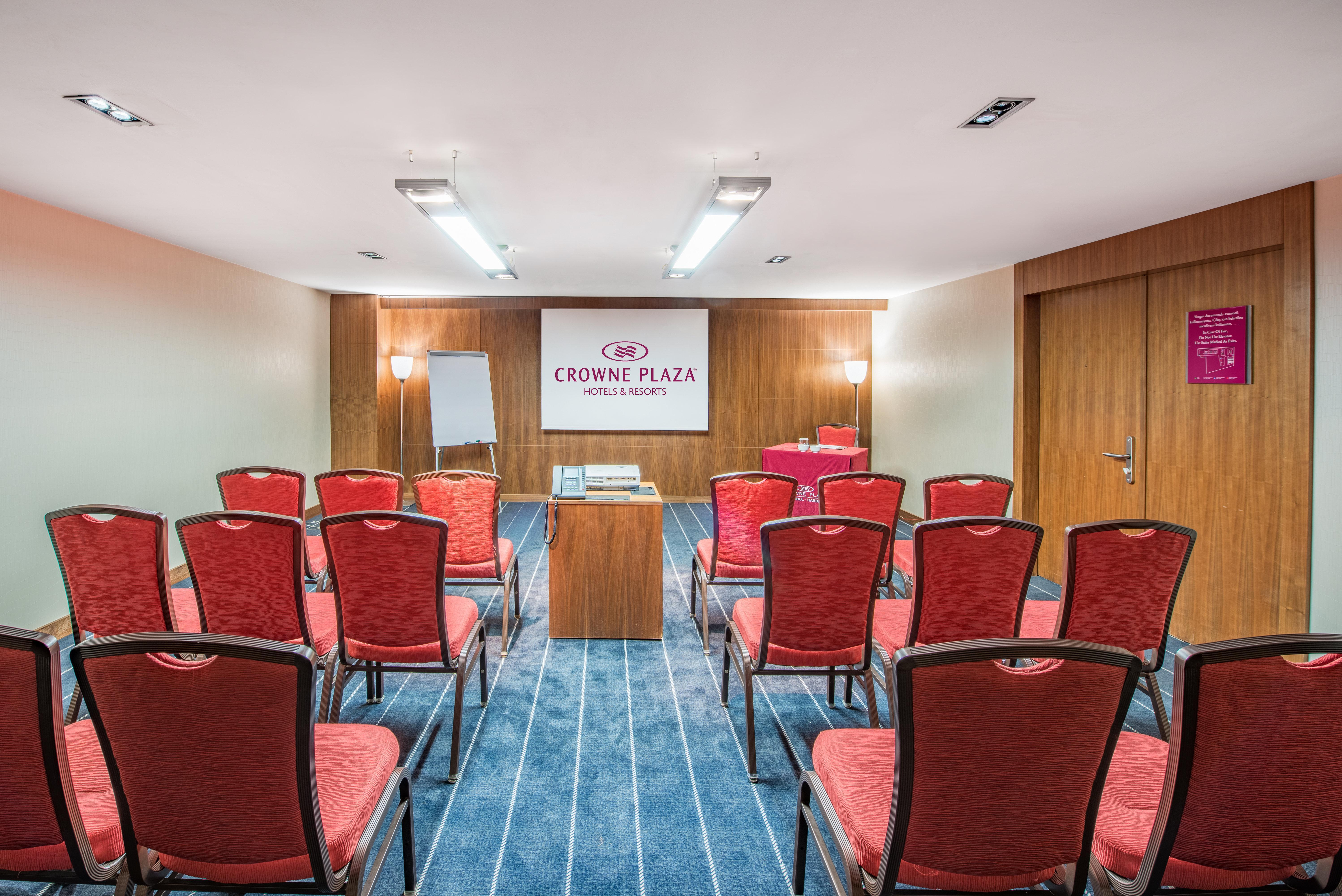 Hotel Crowne Plaza Istanbul Harbiye By Ihg Esterno foto Meeting room