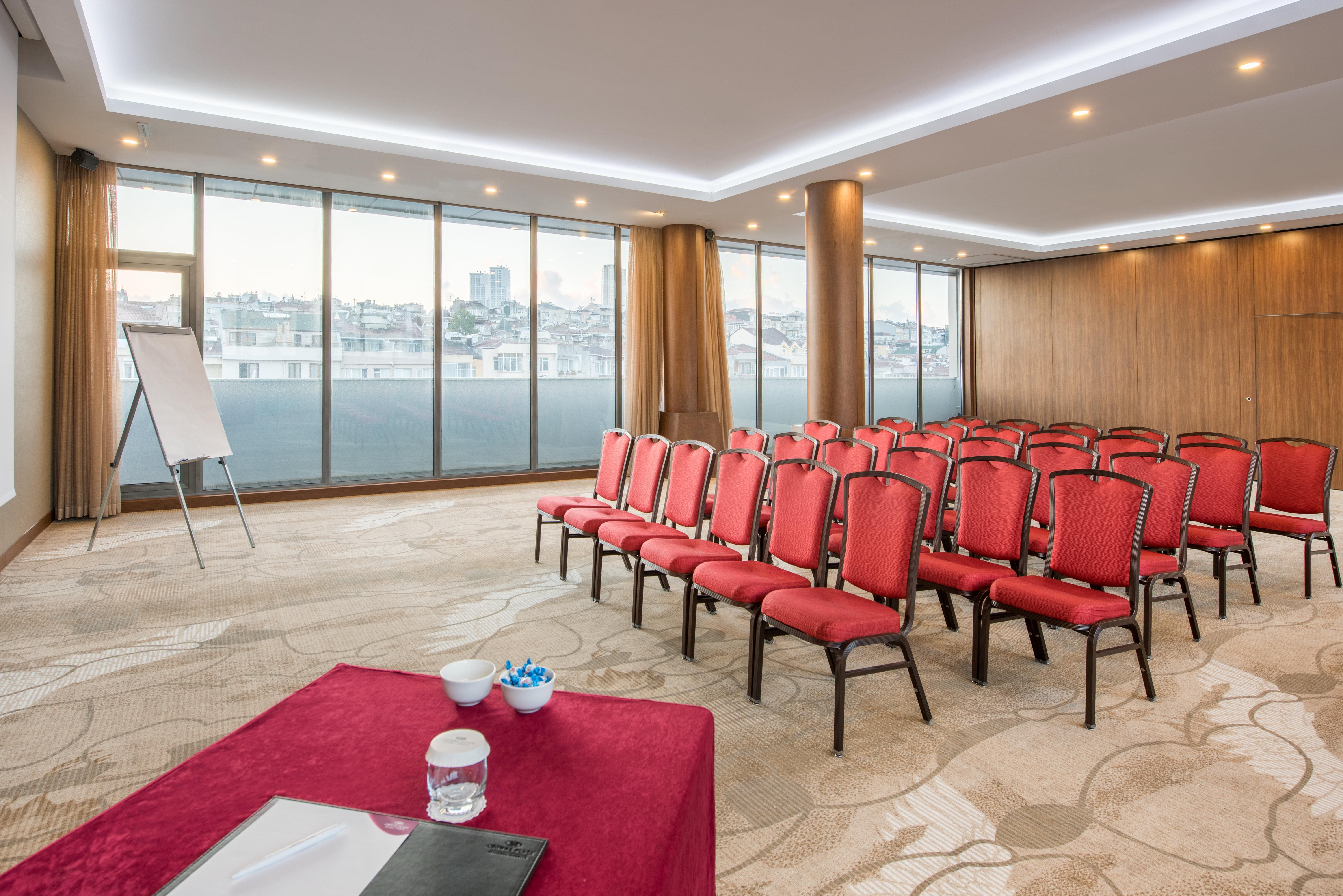 Hotel Crowne Plaza Istanbul Harbiye By Ihg Esterno foto Meeting room