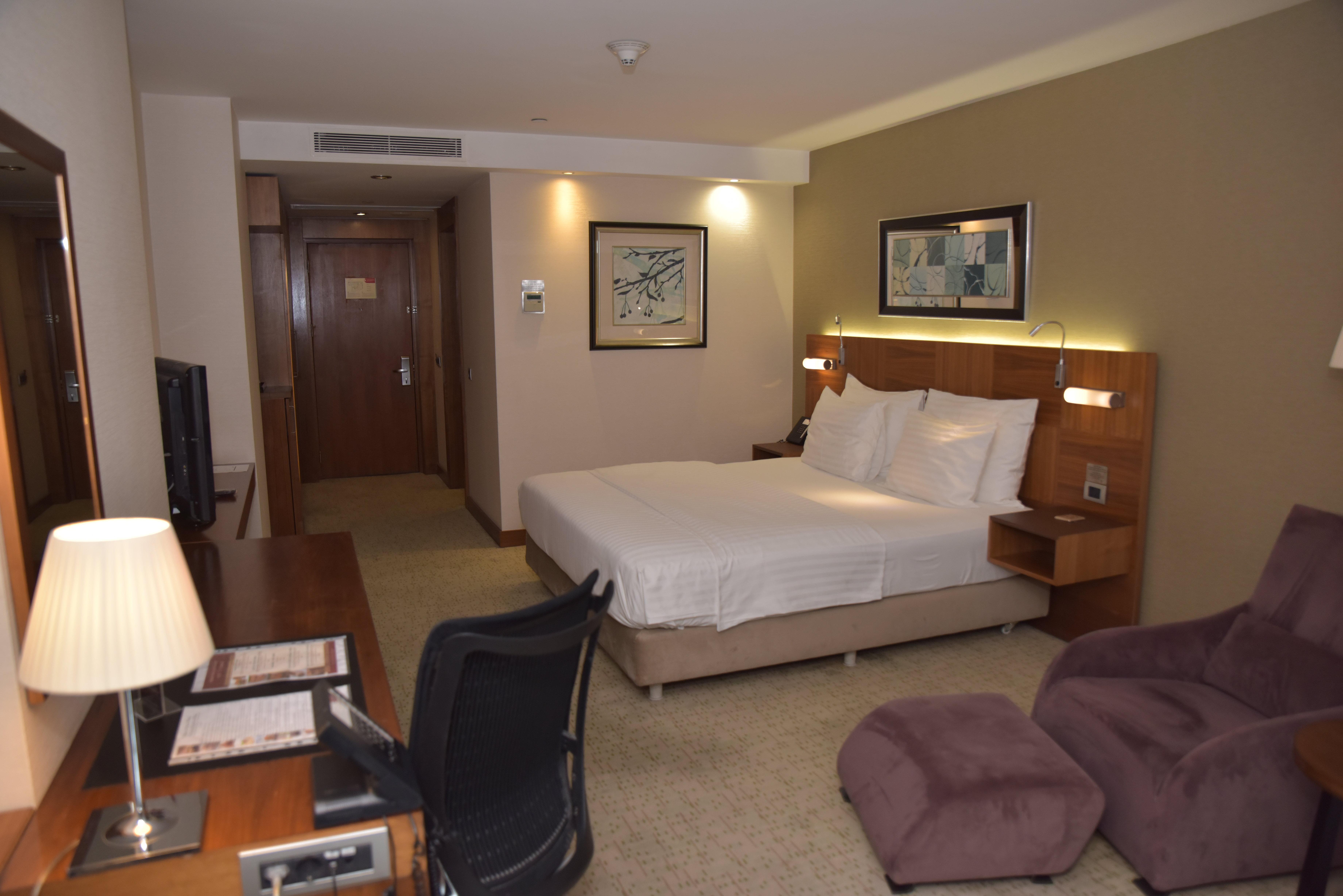 Hotel Crowne Plaza Istanbul Harbiye By Ihg Esterno foto A room at the Hilton London Heathrow