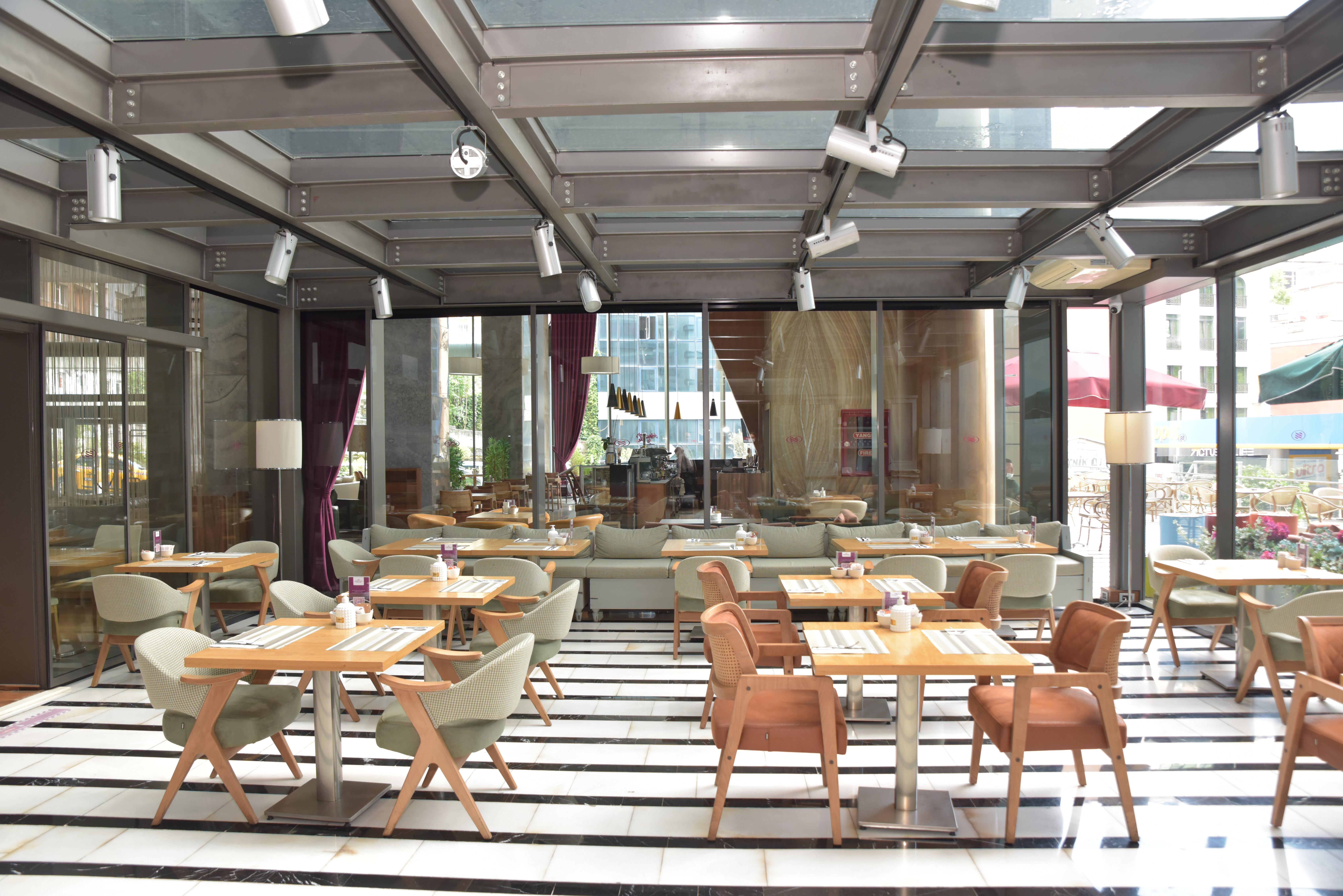 Hotel Crowne Plaza Istanbul Harbiye By Ihg Esterno foto Restaurant