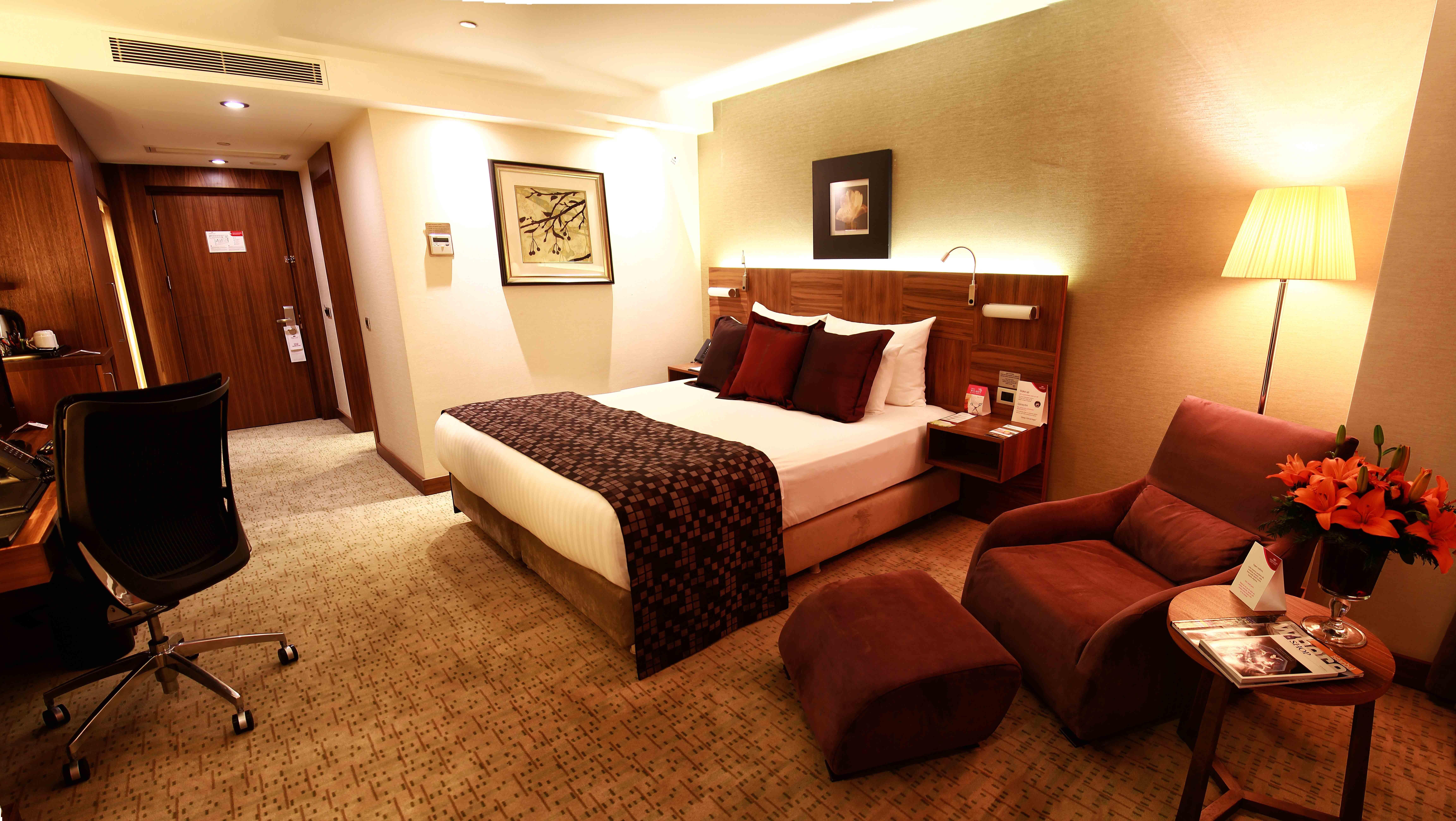 Hotel Crowne Plaza Istanbul Harbiye By Ihg Esterno foto A room at the Taj Mahal Palace