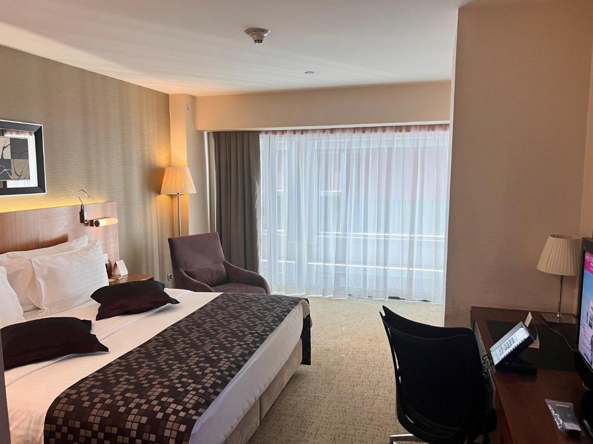 Hotel Crowne Plaza Istanbul Harbiye By Ihg Esterno foto A room at the hotel