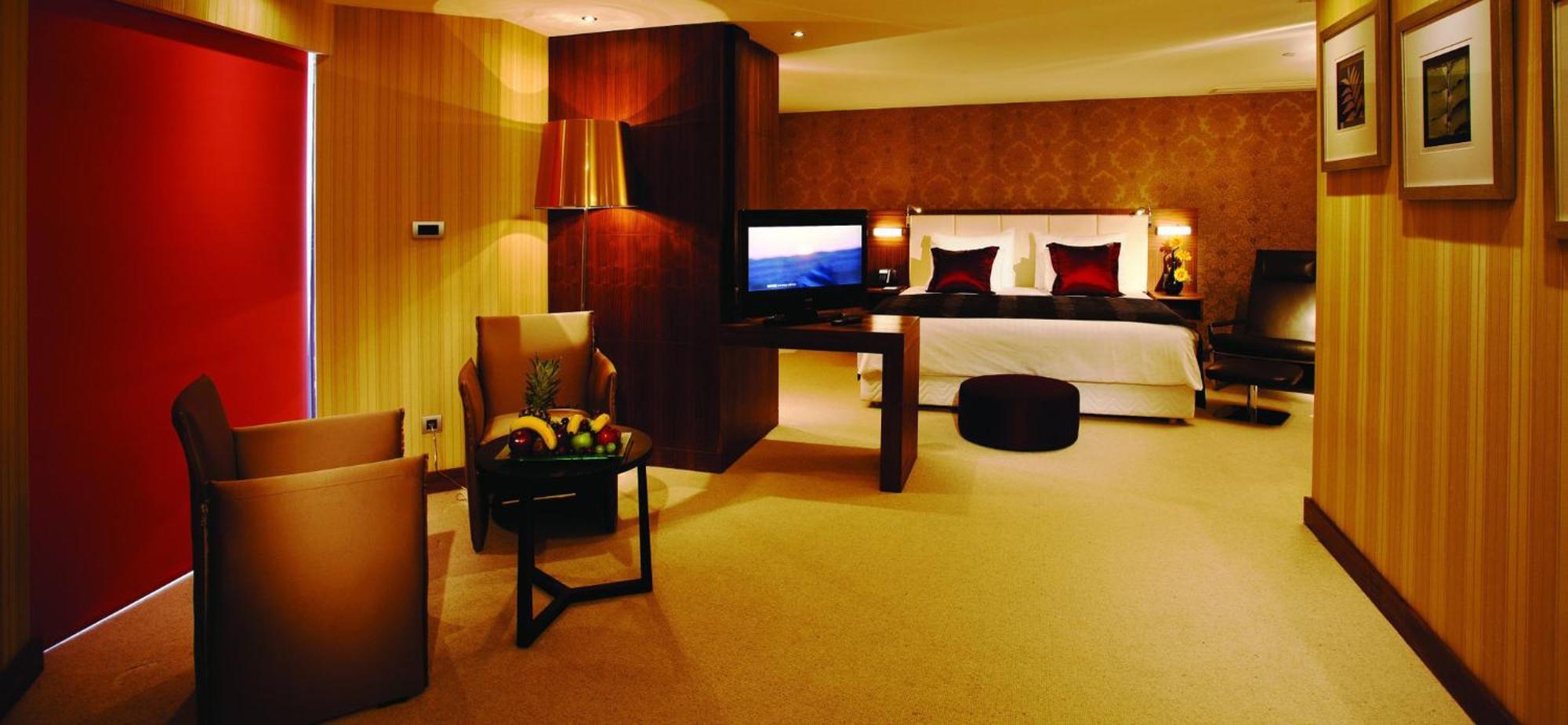 Hotel Crowne Plaza Istanbul Harbiye By Ihg Esterno foto A suite at the hotel