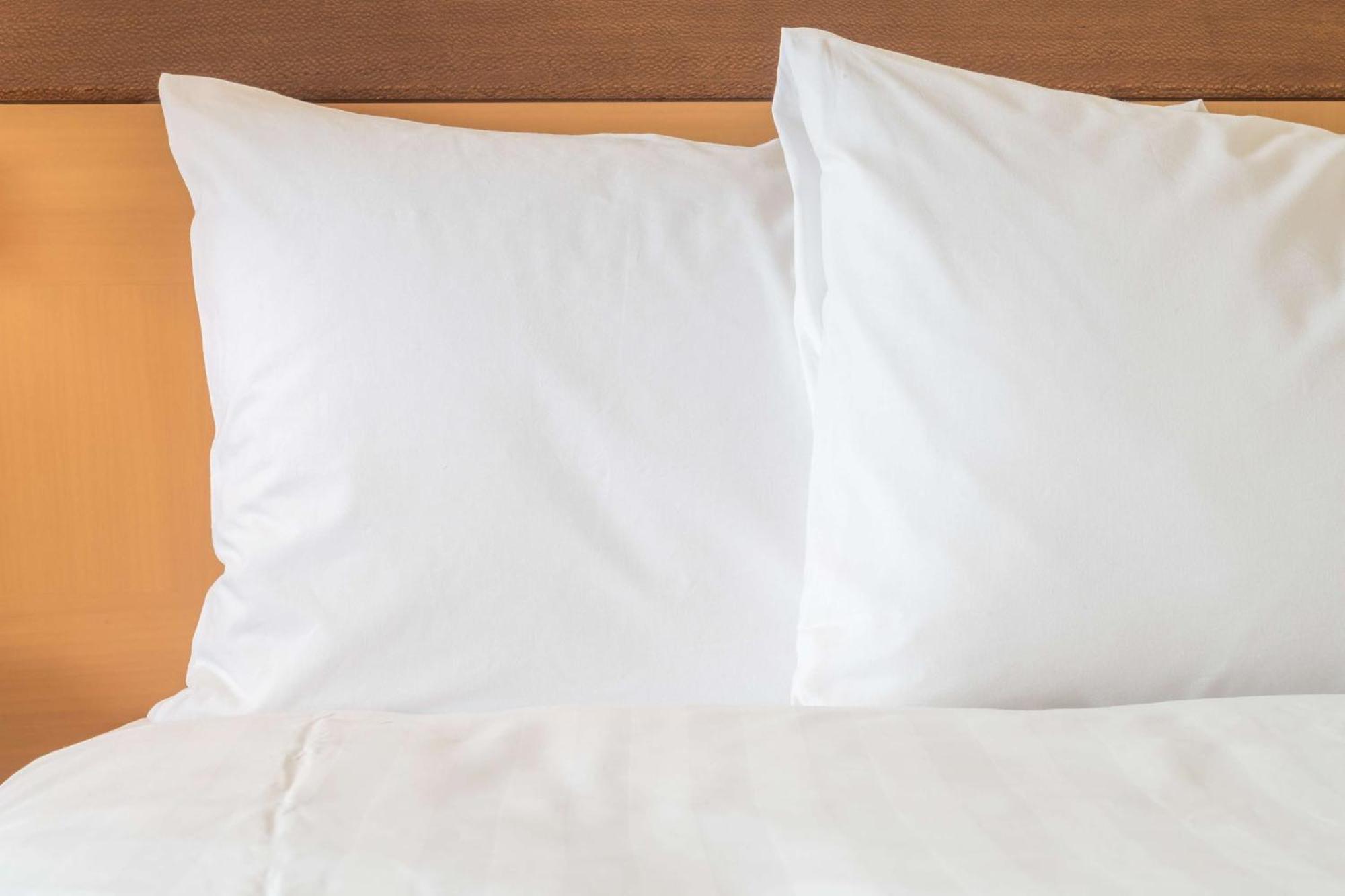 Hotel Crowne Plaza Istanbul Harbiye By Ihg Esterno foto Two pillows on a bed