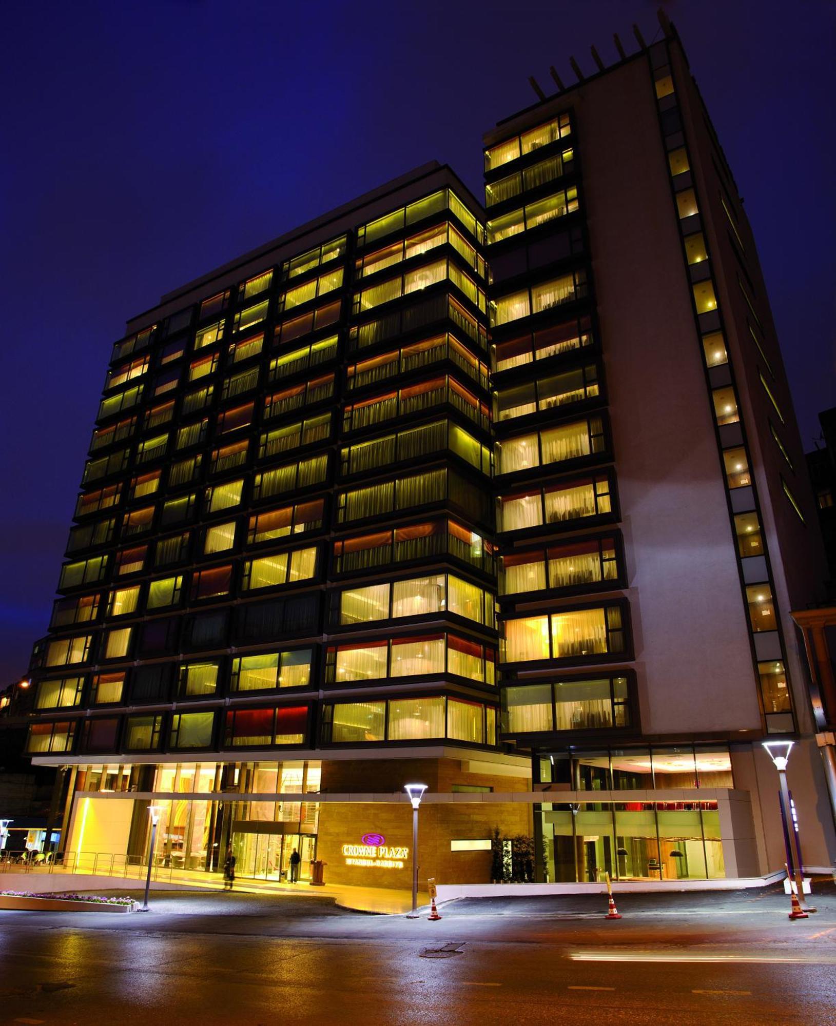 Hotel Crowne Plaza Istanbul Harbiye By Ihg Esterno foto The hotel at night
