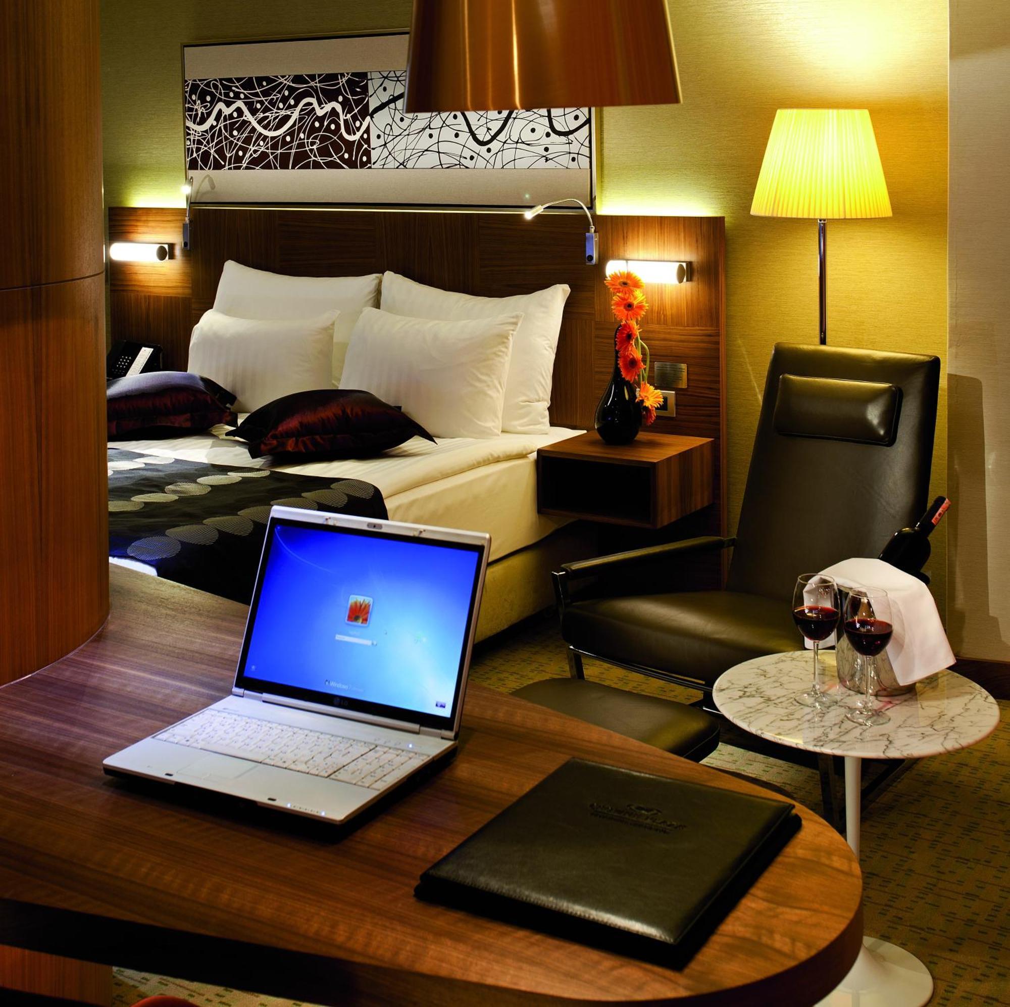 Hotel Crowne Plaza Istanbul Harbiye By Ihg Esterno foto A room at the hotel