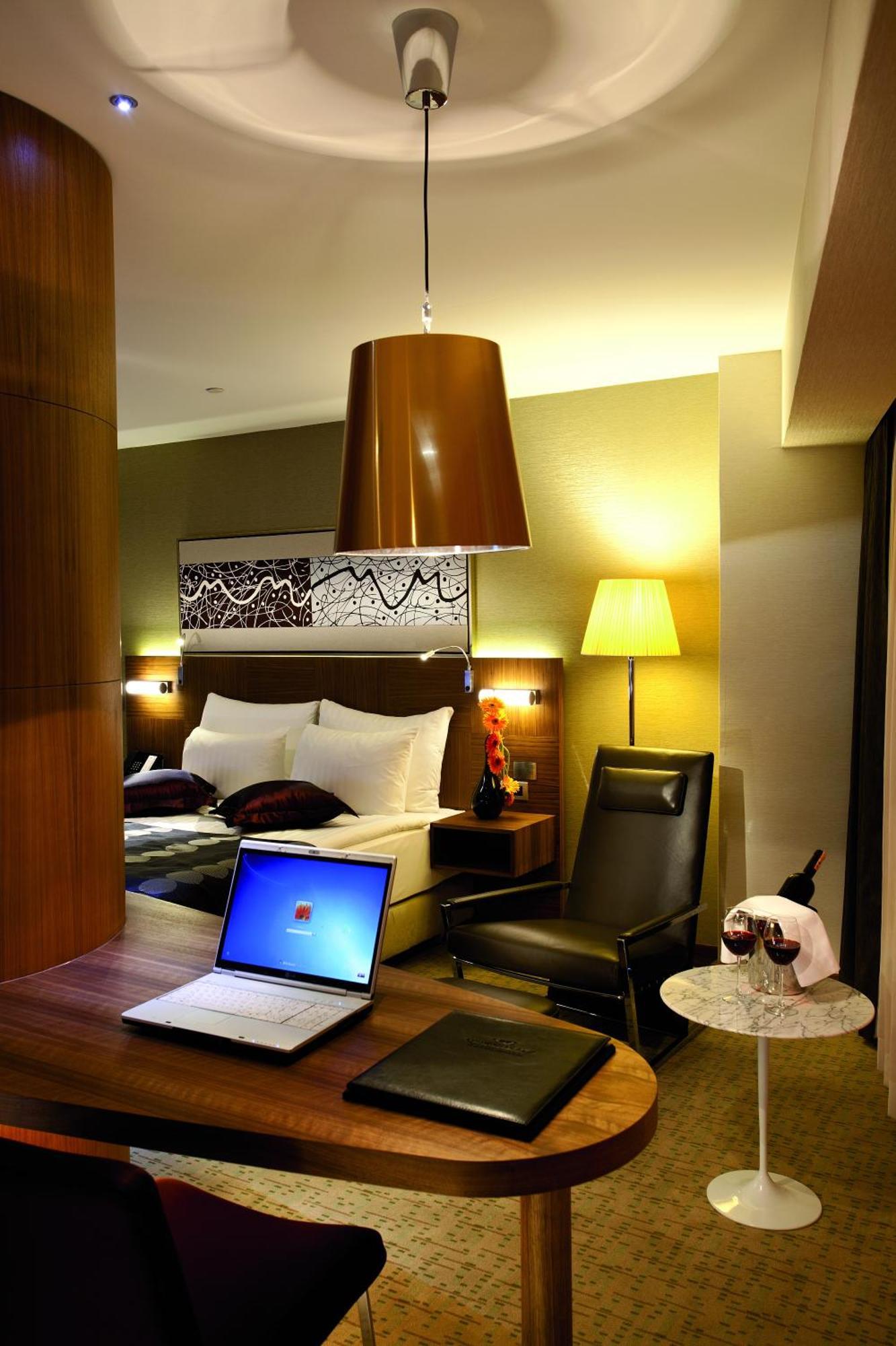 Hotel Crowne Plaza Istanbul Harbiye By Ihg Esterno foto A room at the hotel