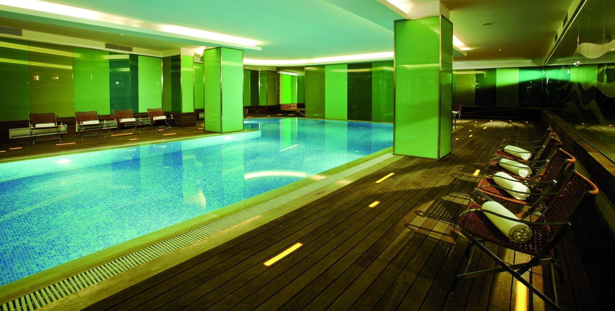 Hotel Crowne Plaza Istanbul Harbiye By Ihg Esterno foto The pool at the Mandarin Oriental, Istanbul