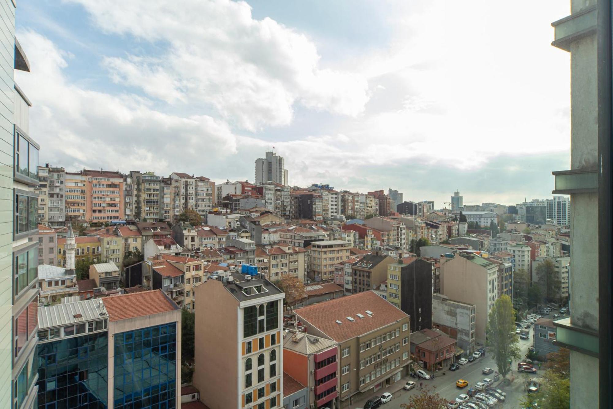 Hotel Crowne Plaza Istanbul Harbiye By Ihg Esterno foto A view of the neighborhood