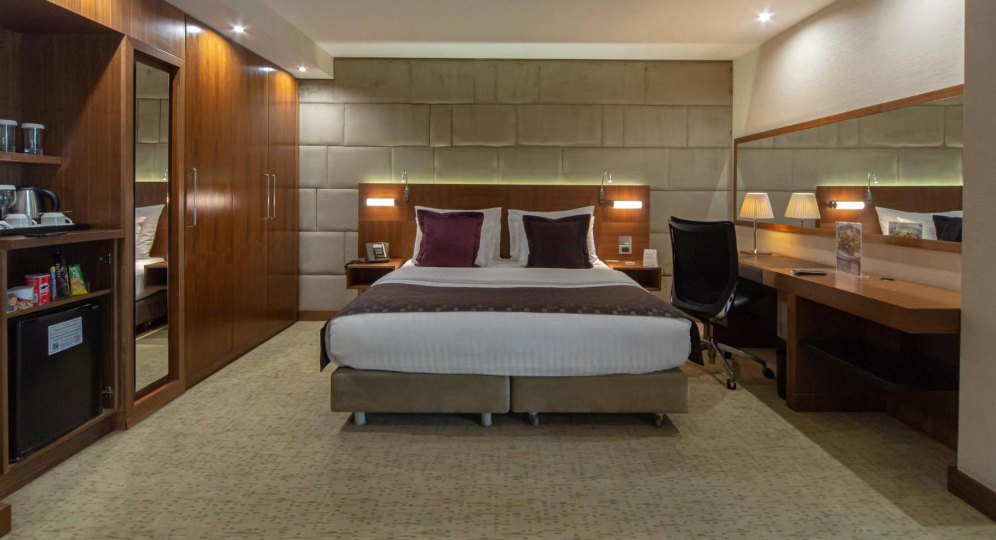 Hotel Crowne Plaza Istanbul Harbiye By Ihg Esterno foto A bedroom at the hotel